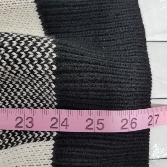 Listicle Black and White Sweater L Nwt - Picture 6 of 12